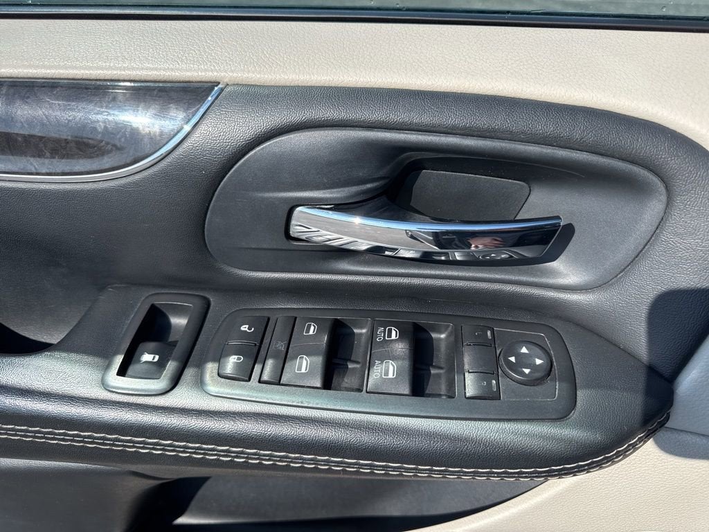 2016 Chrysler Town & Country Touring-L