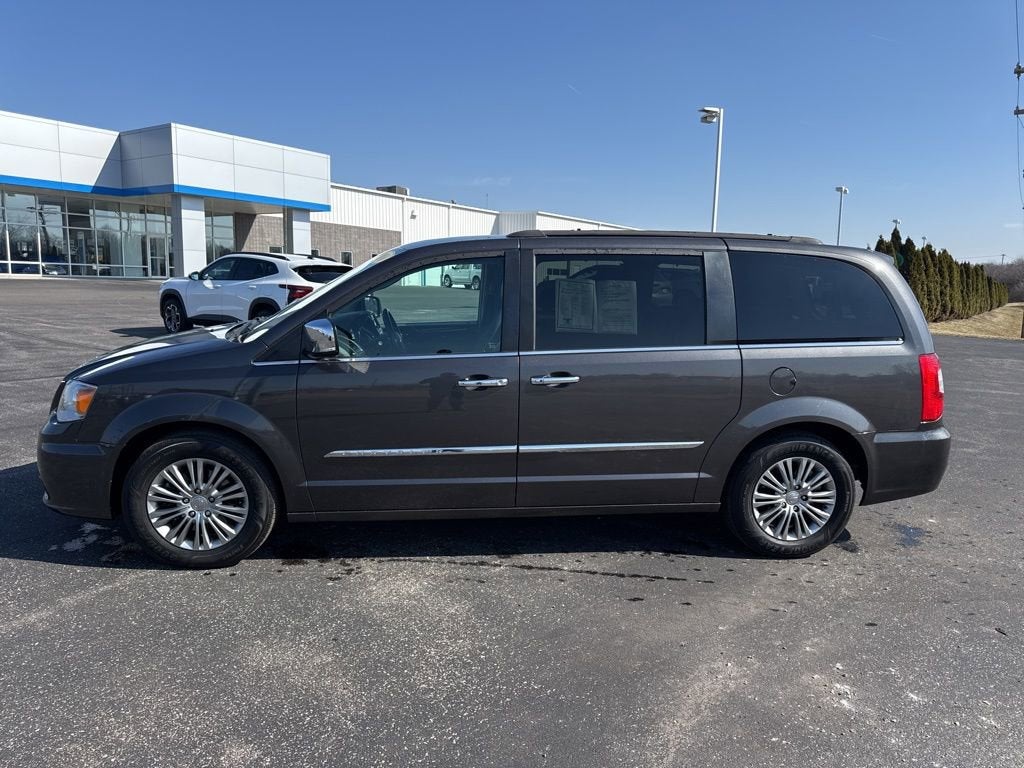 2016 Chrysler Town & Country Touring-L