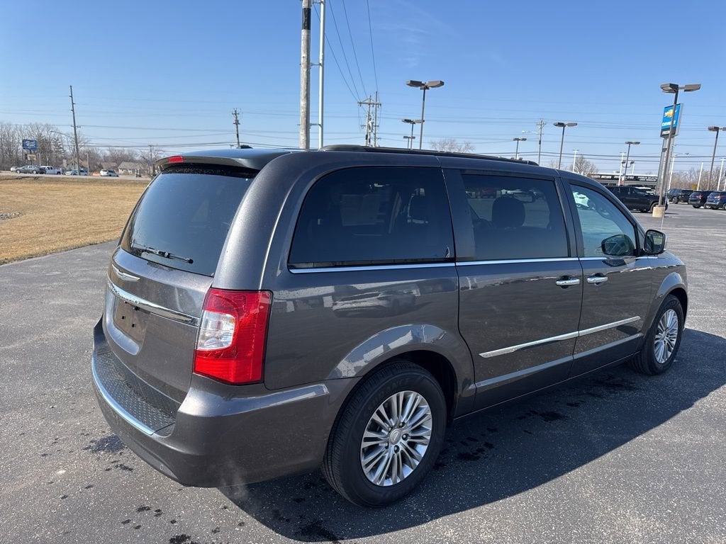 2016 Chrysler Town & Country Touring-L