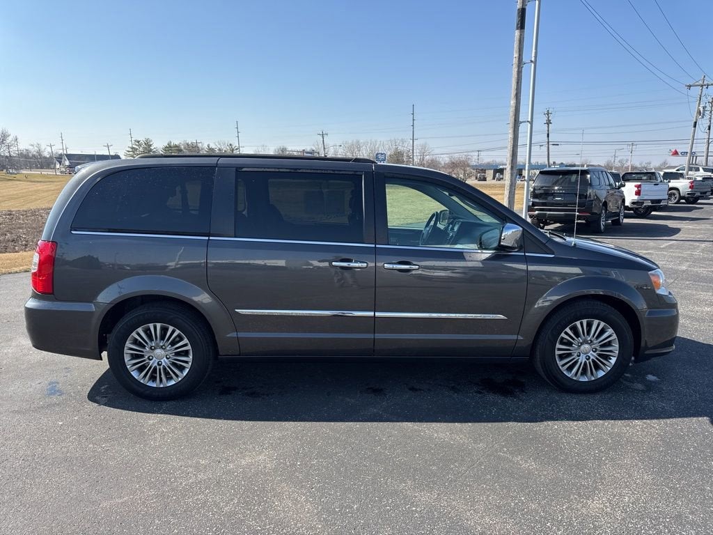 2016 Chrysler Town & Country Touring-L