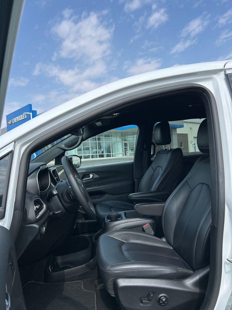 2025 Chrysler Pacifica Select