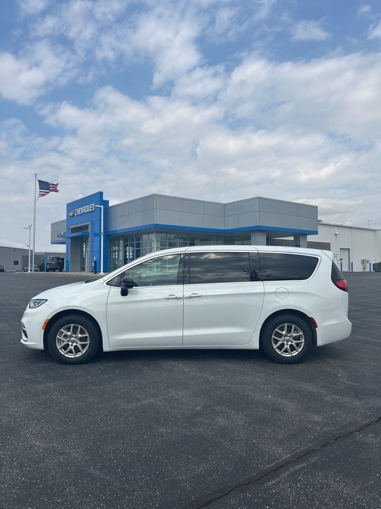 2025 Chrysler Pacifica Select
