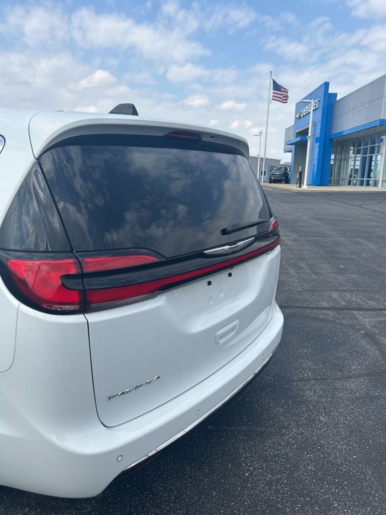 2025 Chrysler Pacifica Select