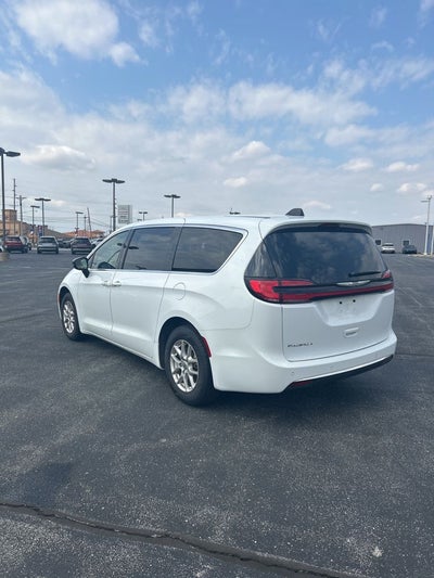 2025 Chrysler Pacifica Select